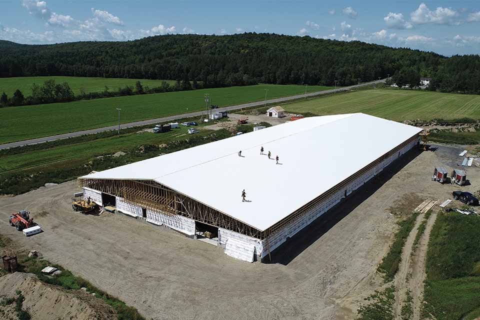 une vue aérienne d'une grande ferme en construction.