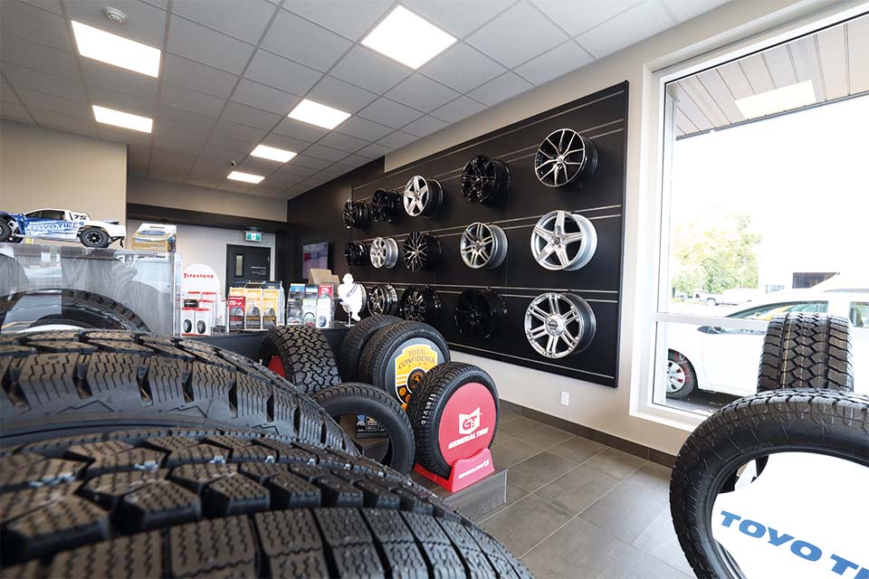 un magasin rempli de beaucoup de pneus et de roues.