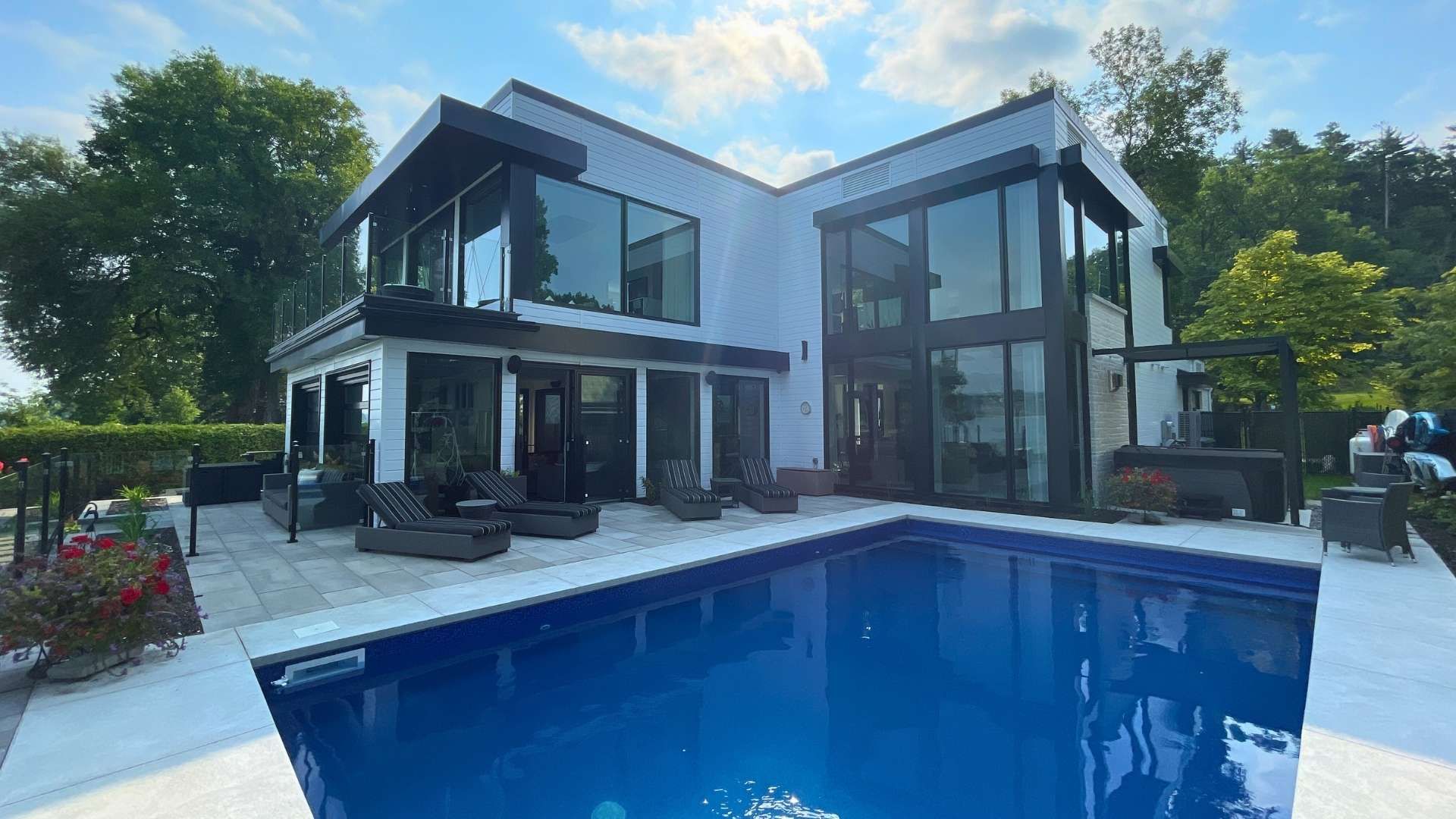 Un camion blanc est garé devant un immeuble.