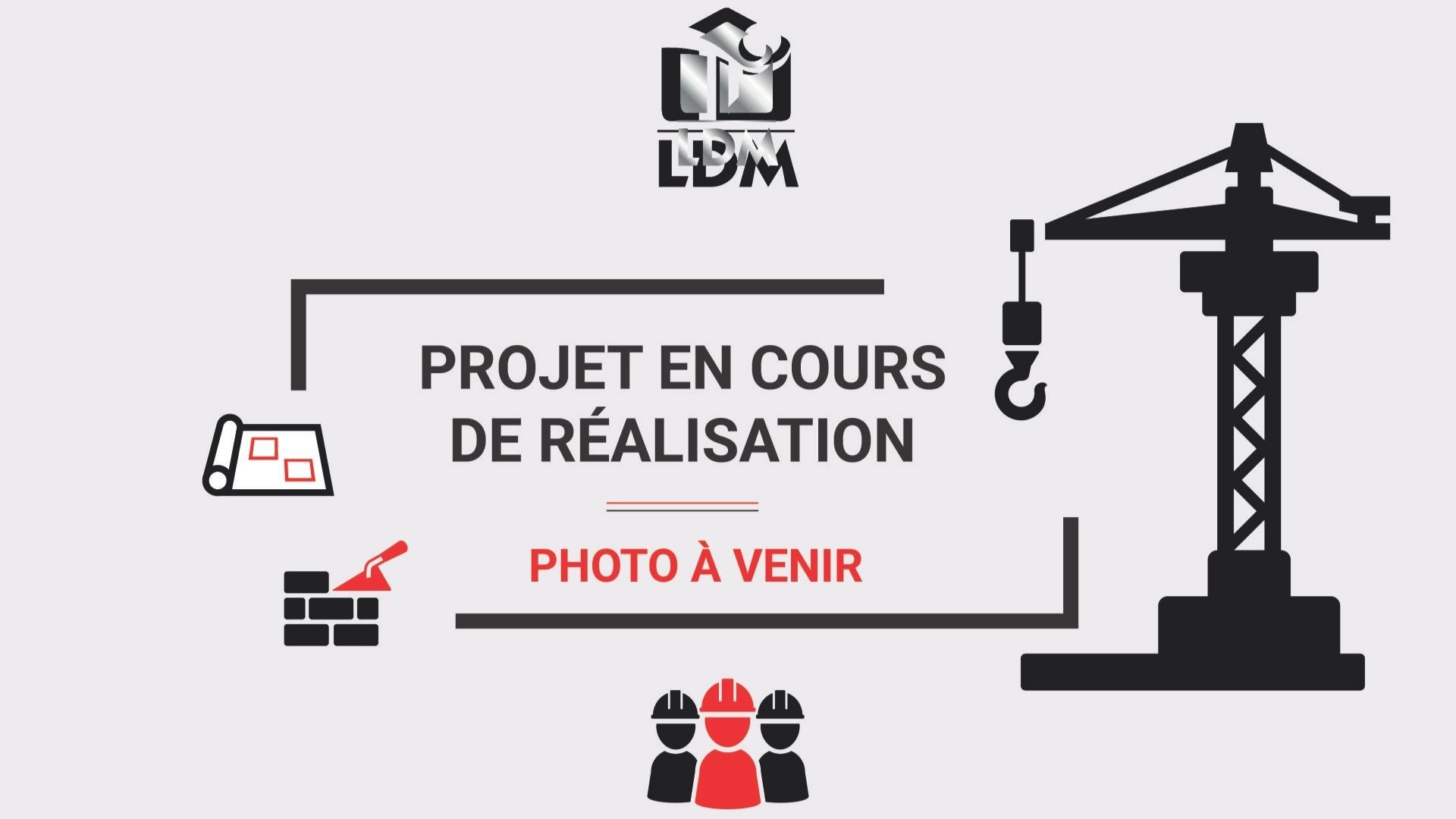 Projet de construction en cours, avec grue, plans, maçonnerie et icônes d'ouvriers. « Photo à venir ».