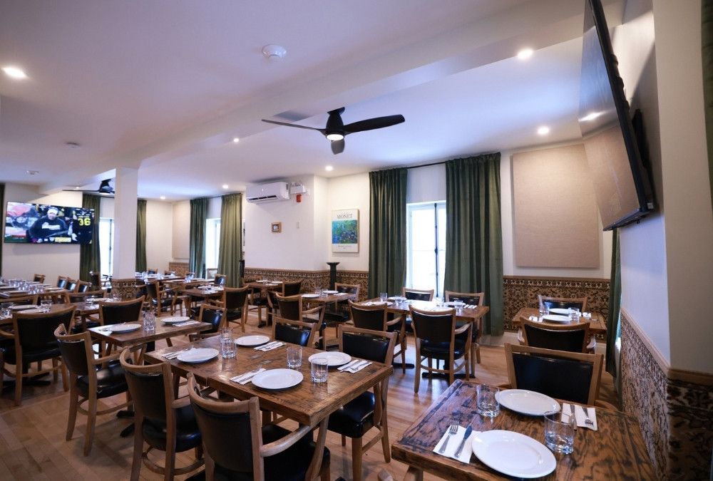 Une suite d'hôtel avec un salon avec un canapé, une table et des chaises