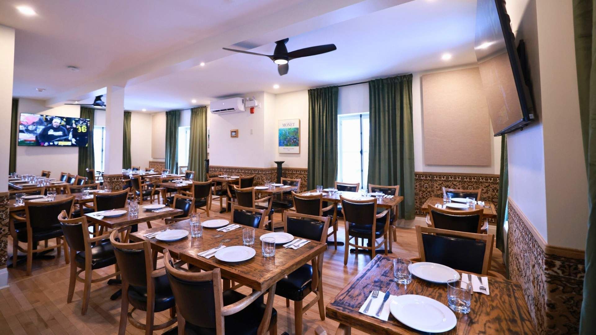 un camion blanc est garé devant un immeuble.