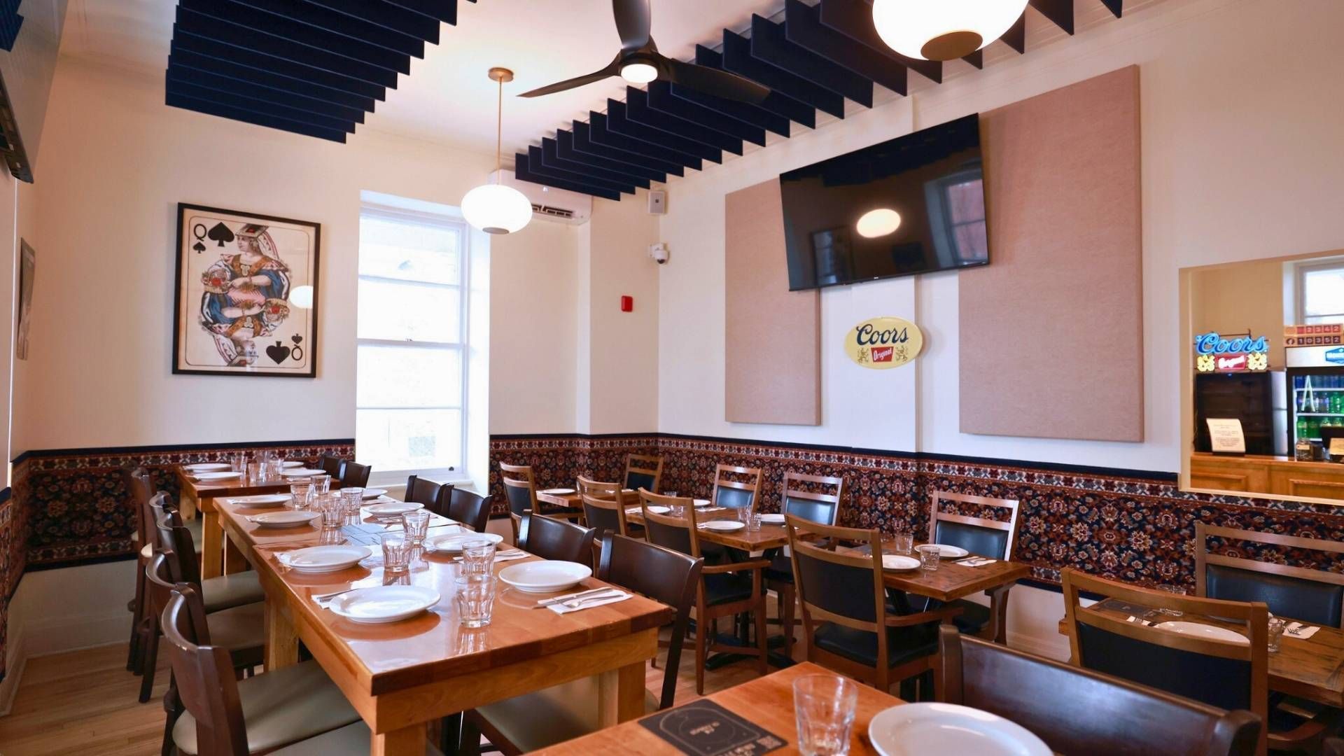 un tas de pneus sont empilés les uns sur les autres dans un magasin.