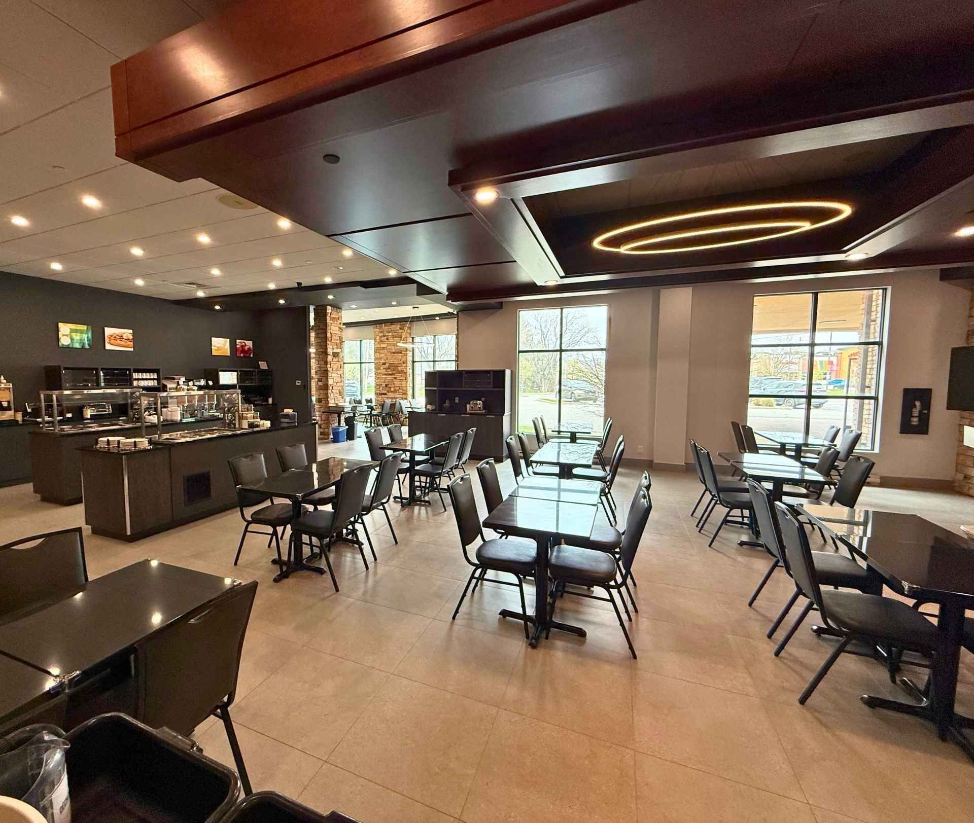 Une grande salle à manger avec tables et chaises et un buffet d'un hôtel à Québec.