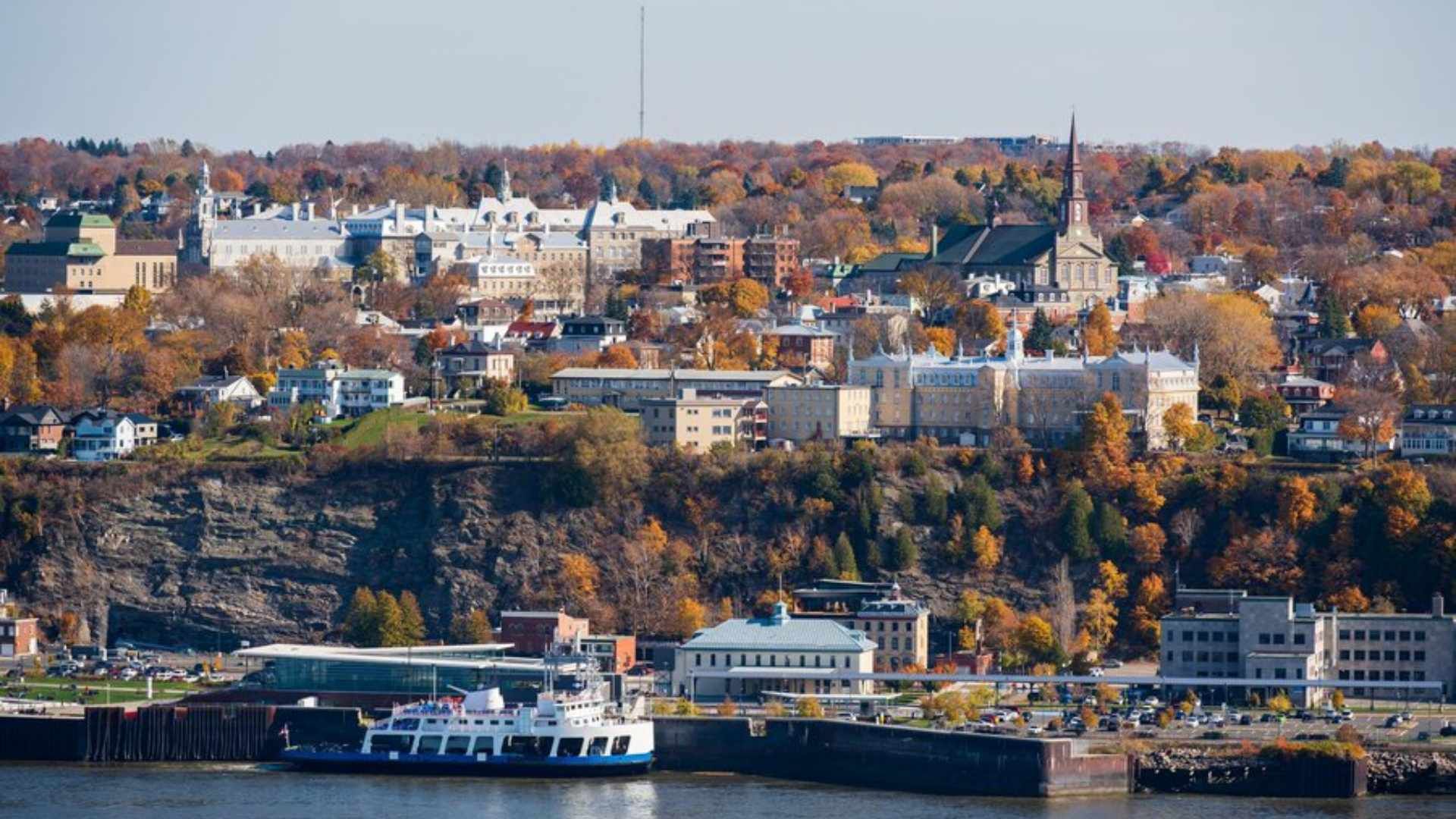 Ville de Lévis à flanc de colline aux maisons et aux arbres aux couleurs automnales.