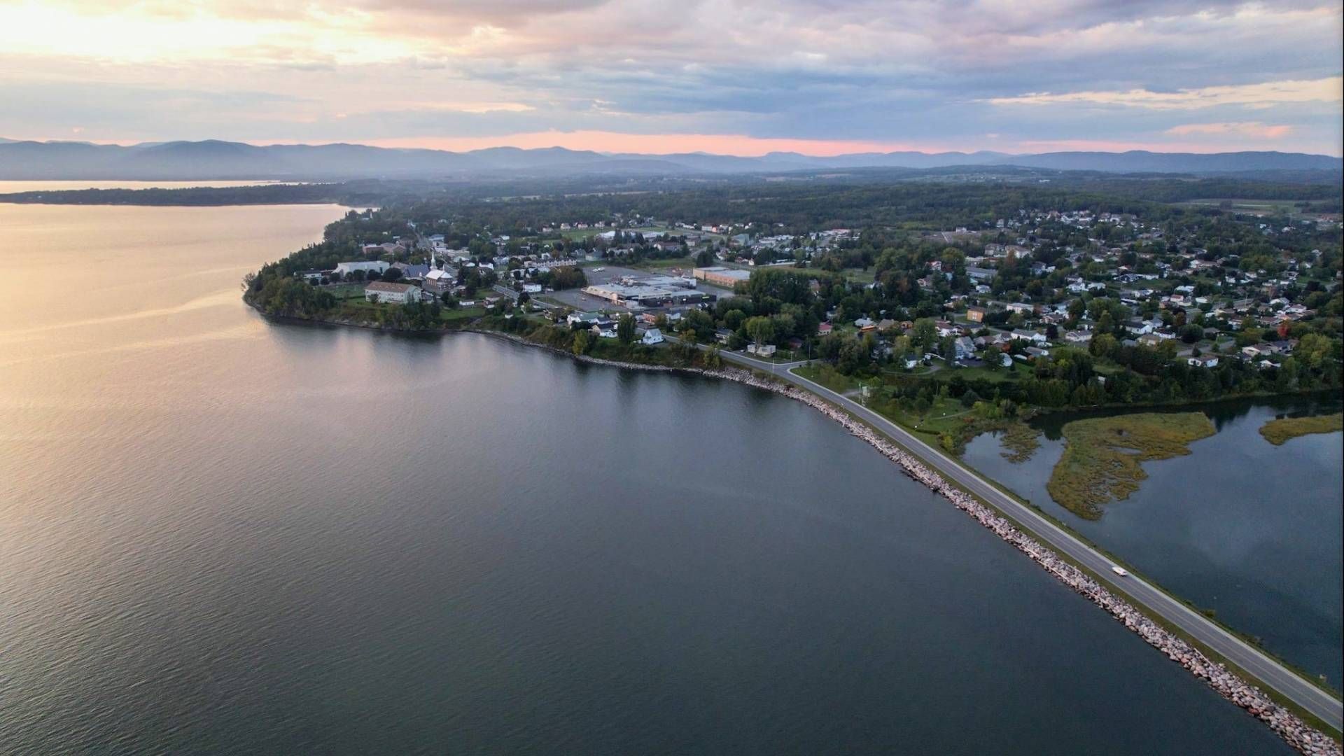 Vue aérienne de New Richmond, littoral et ciel aux teintes pastel du coucher de soleil.