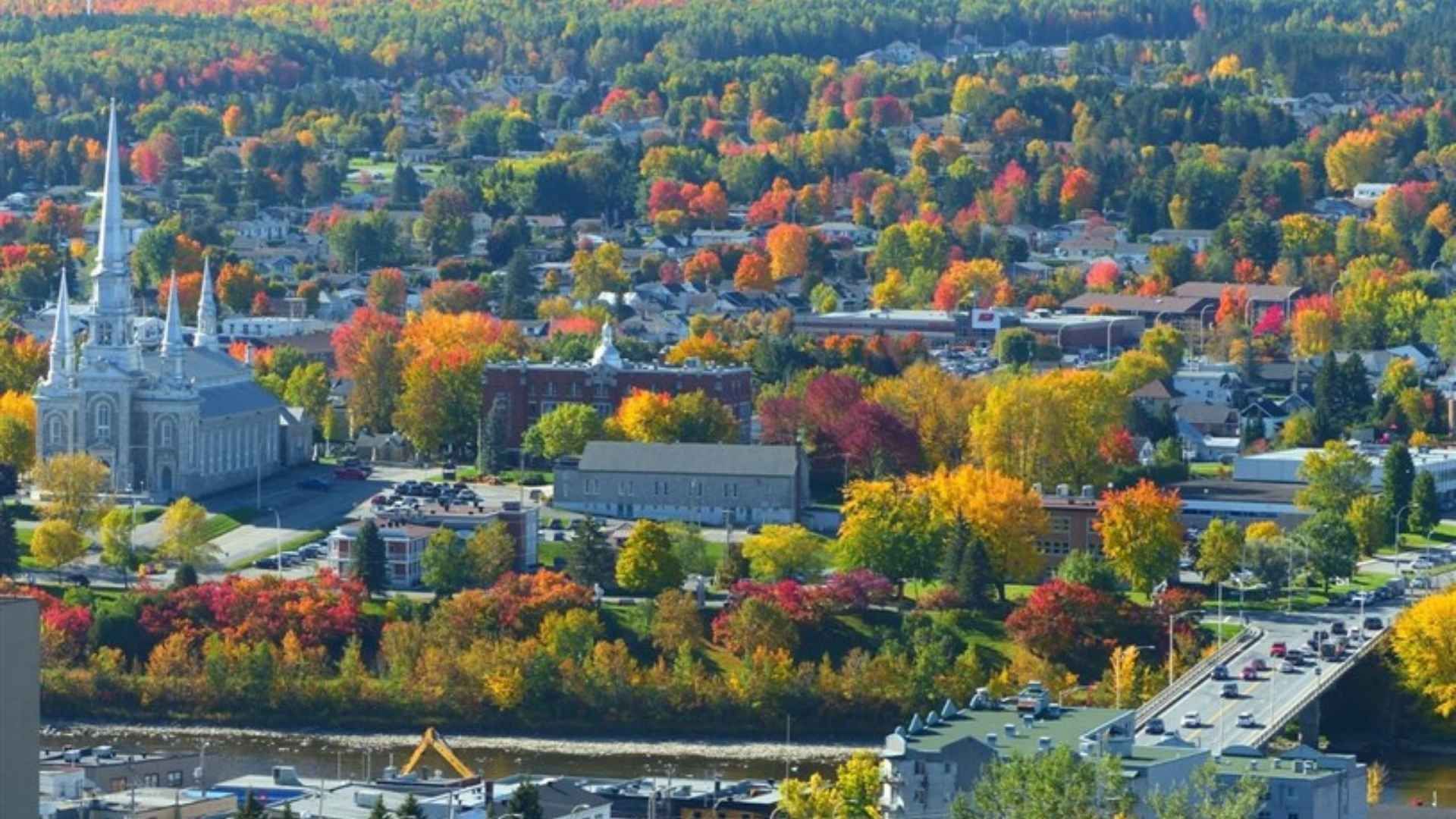 Vue aérienne automnale de la ville de Saint-Georges une église blanche, des arbres entourant les bâtiments