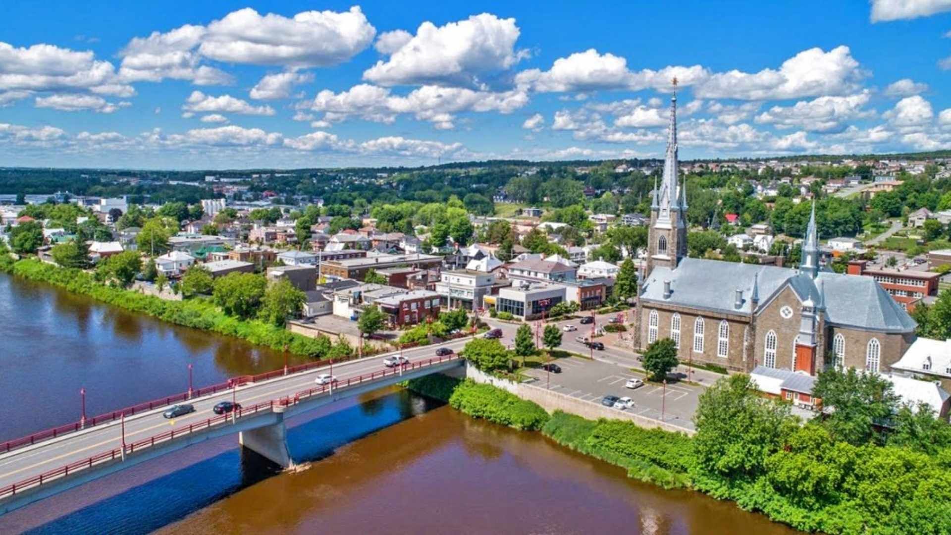Vue aérienne de Sainte-Marie de Beauce  avec un pont, un clocher d'église.