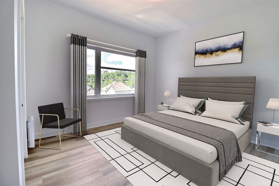 une chambre avec un grand lit et une chaise