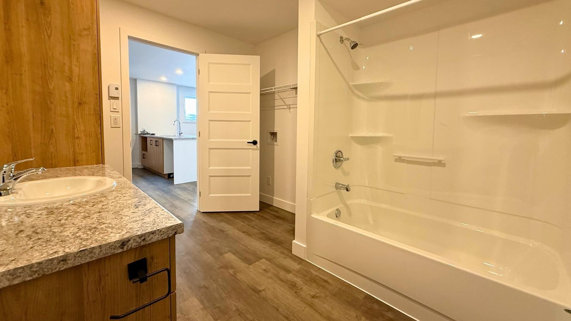 une cuisine avec un grand îlot au milieu de la pièce.