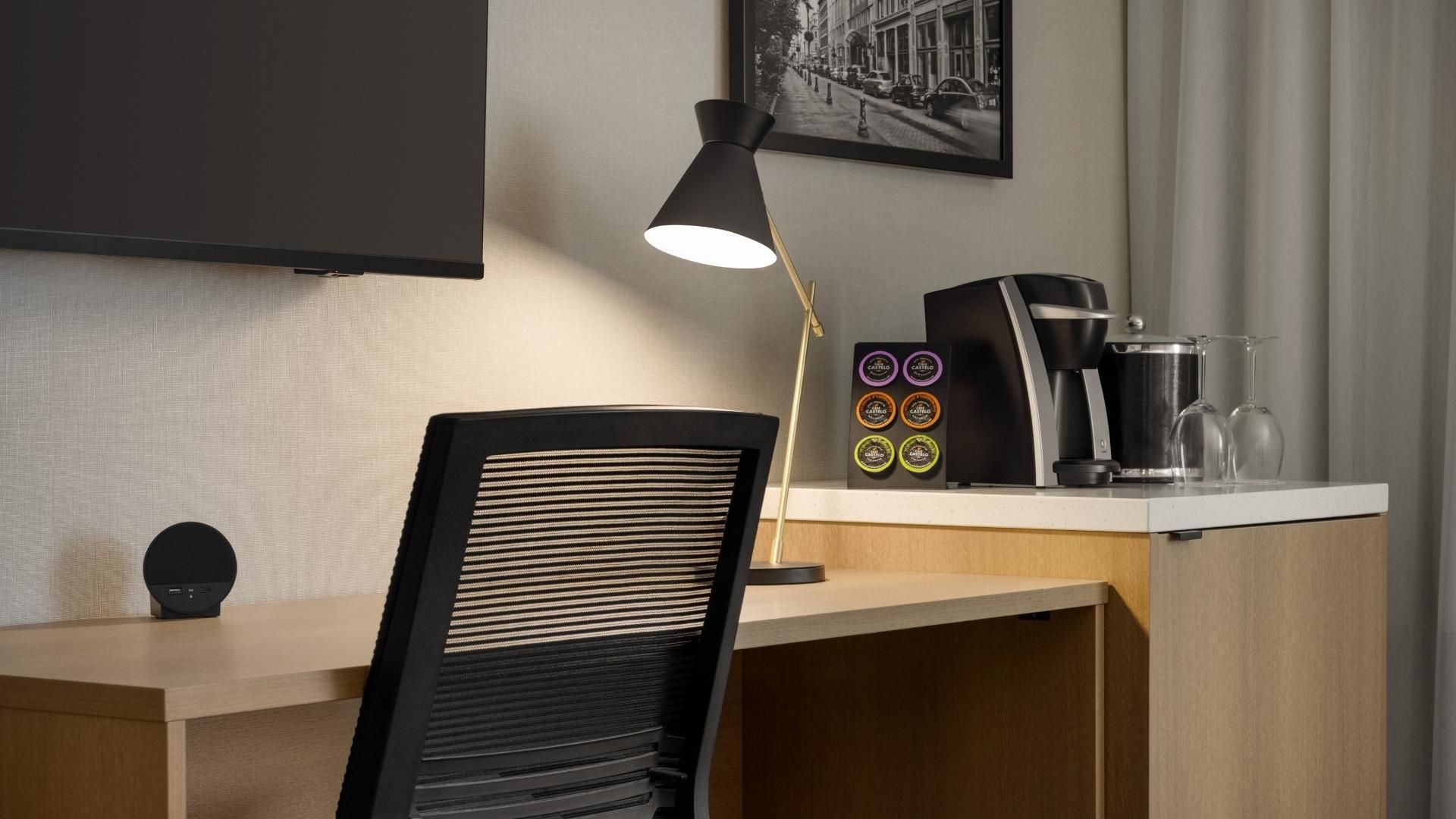 Une salle de bain avec WC, lavabo, miroir et serviettes.