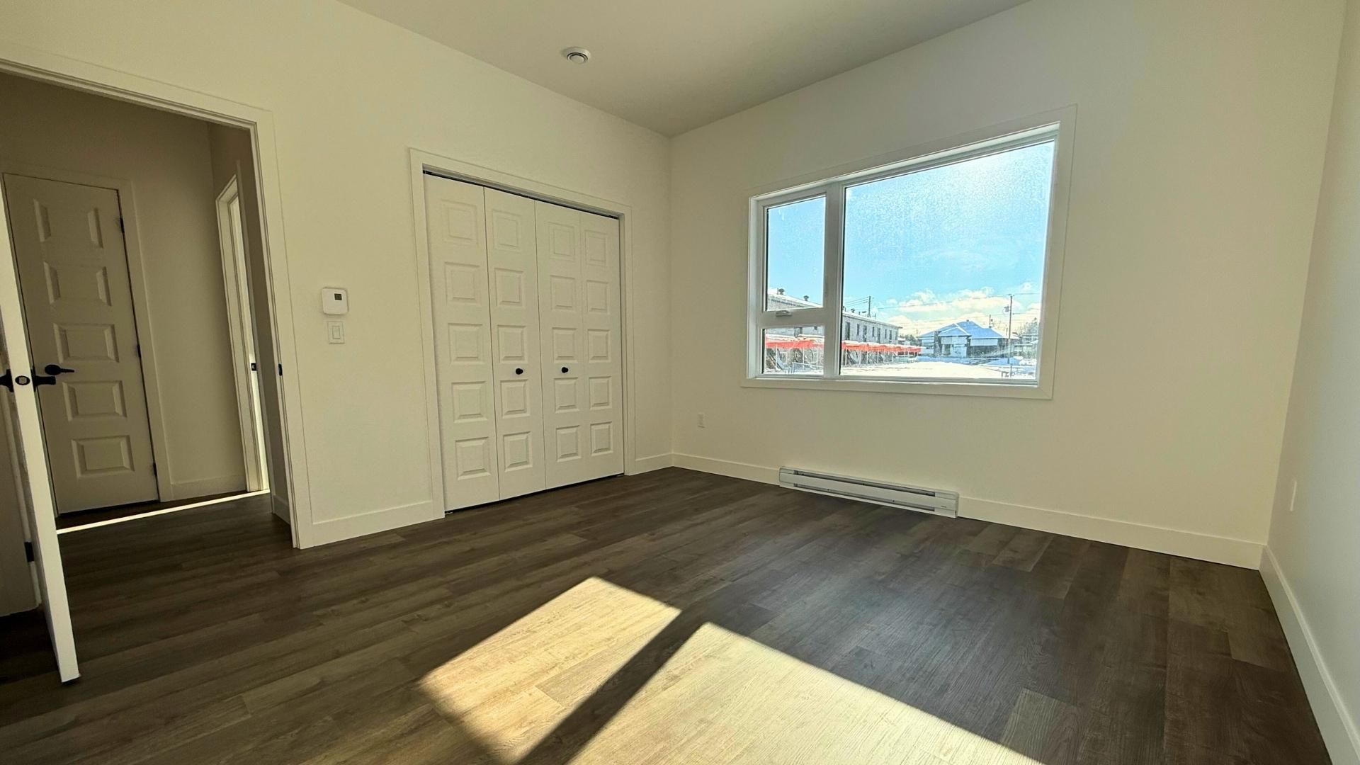 une cuisine avec un grand îlot au milieu de la pièce.