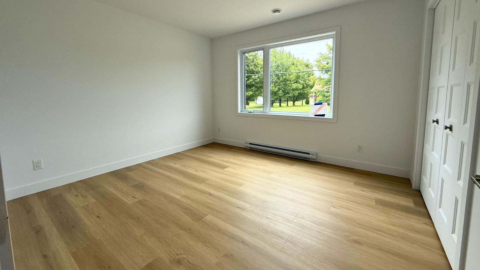 une cuisine avec un grand îlot au milieu de la pièce.