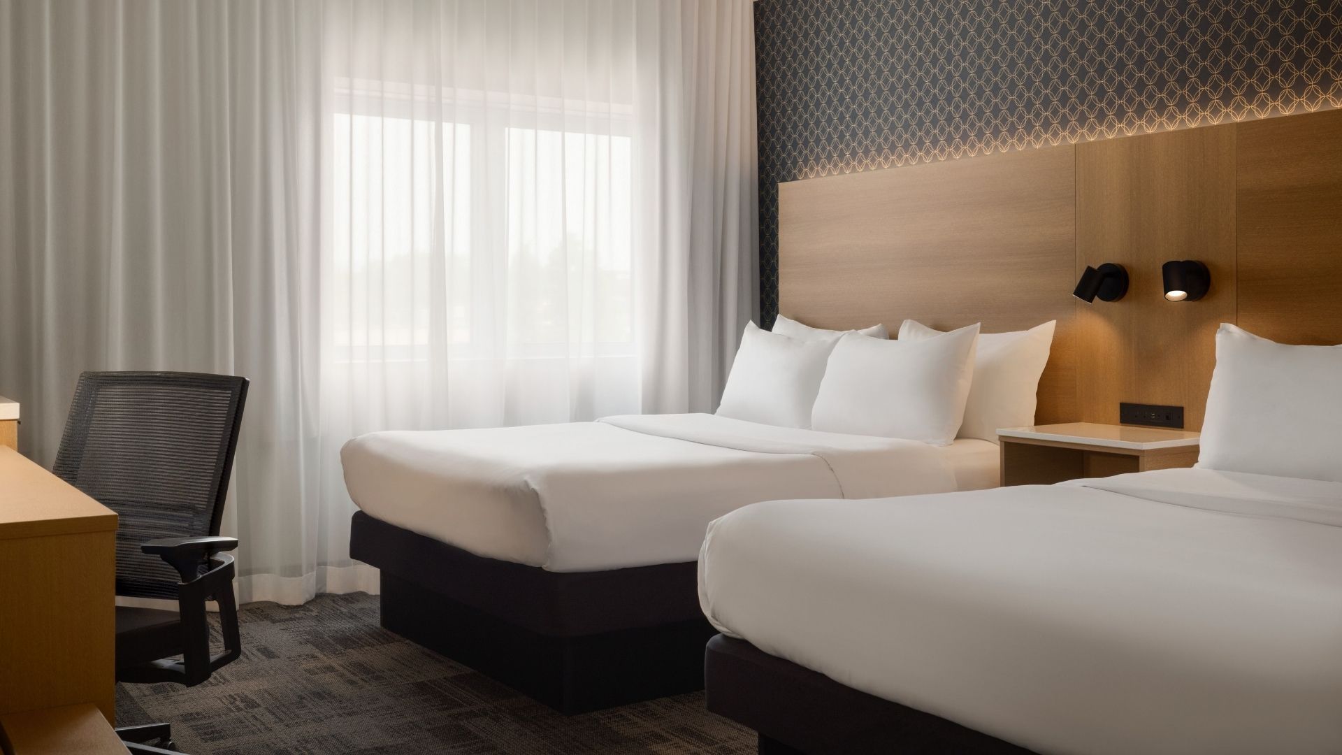 Il y a deux chaises et une table dans la pièce.