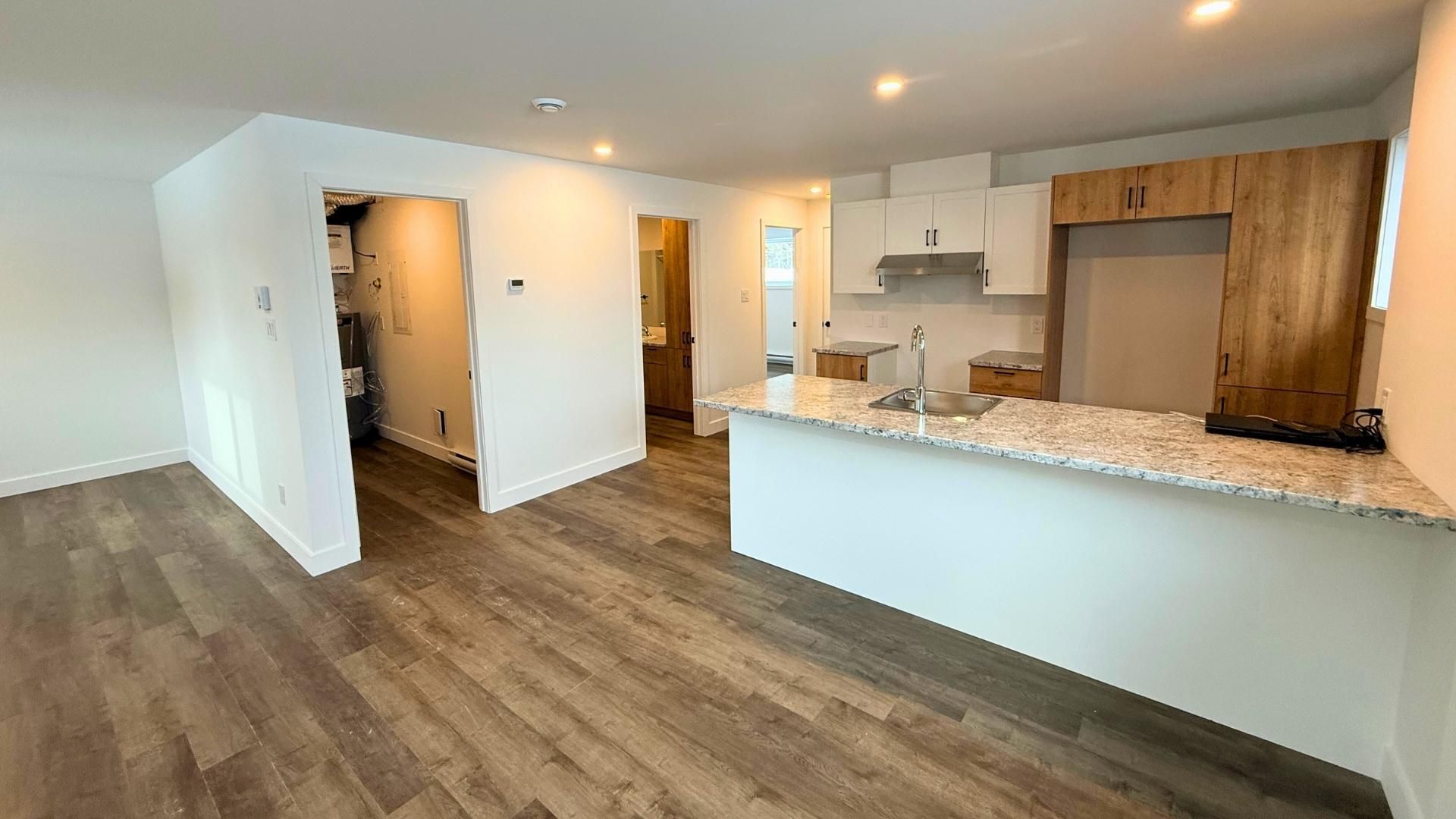 un grand immeuble avec des voitures garées devant.