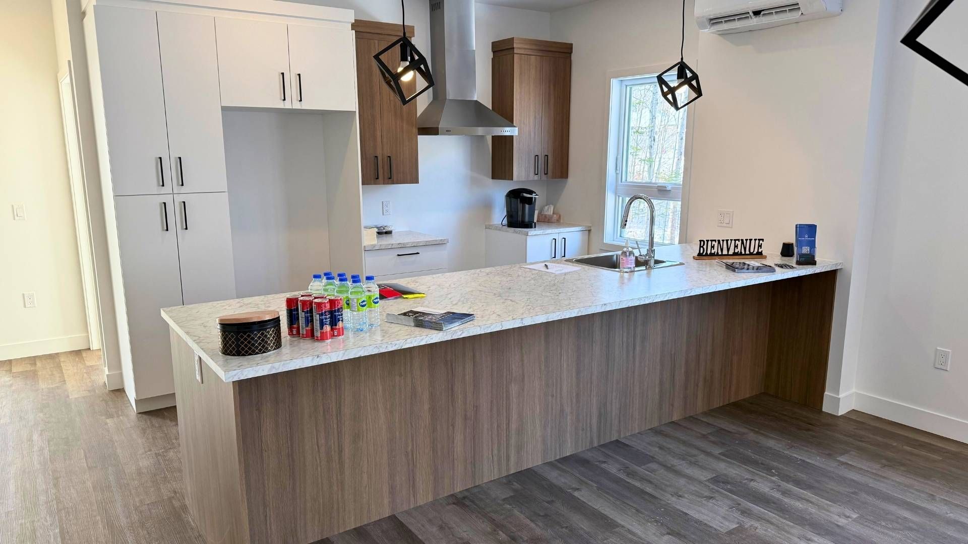 un salon avec une table à manger et des chaises et un canapé.