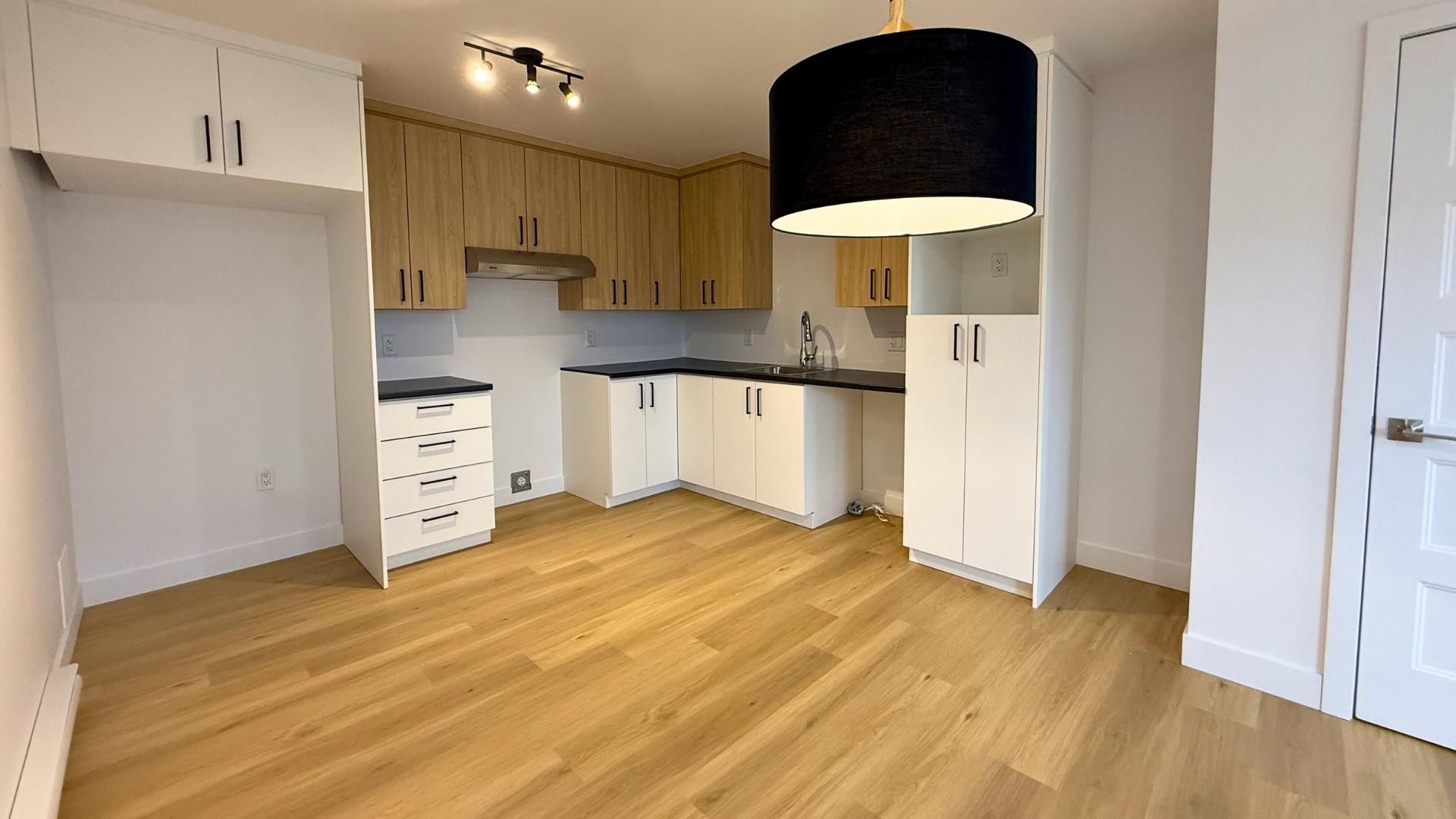 un grand immeuble avec des voitures garées devant.