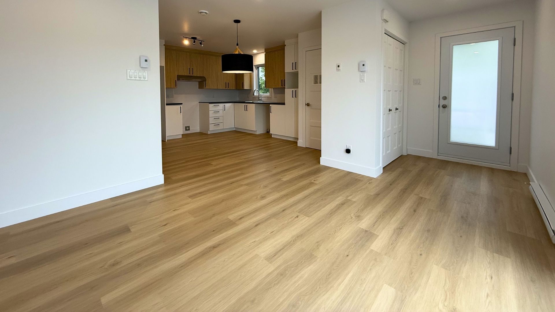 un salon avec une table à manger et des chaises et un canapé.