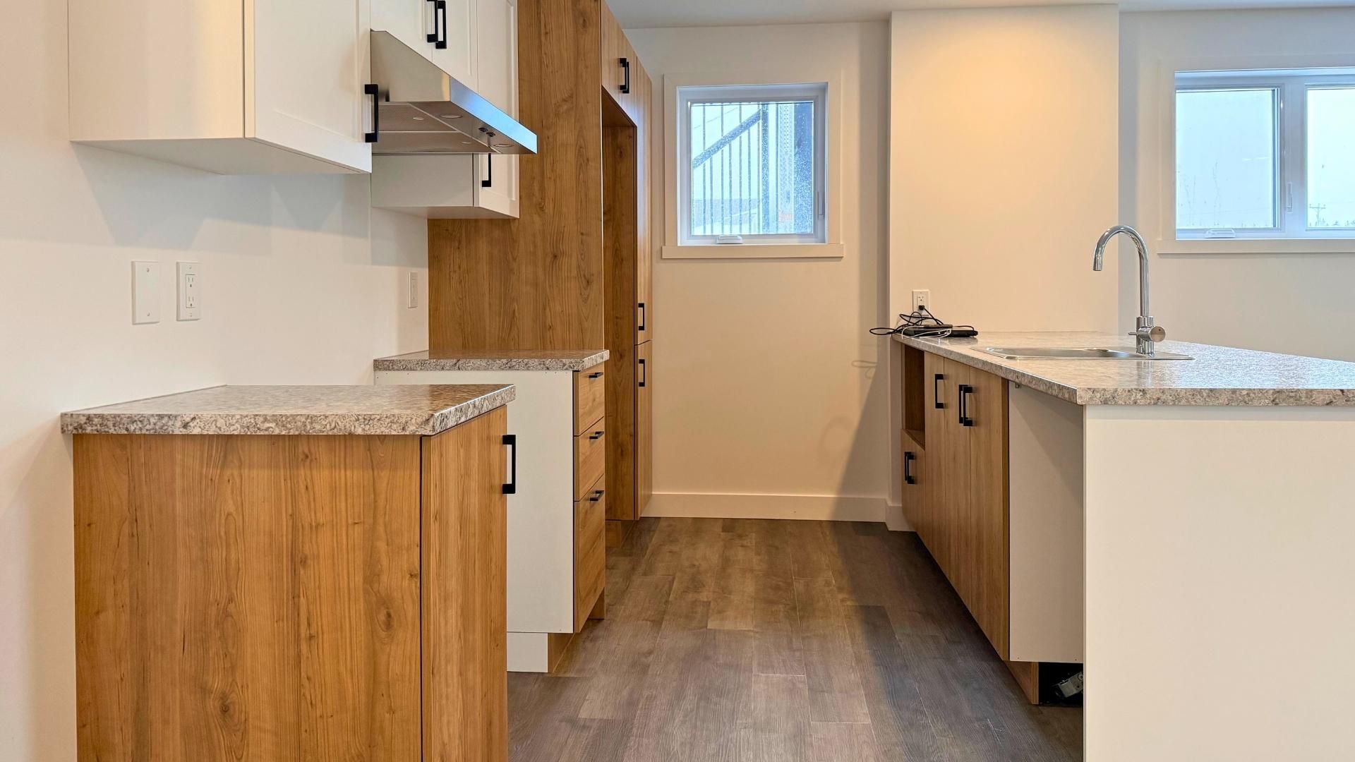 un salon avec une table à manger et des chaises et un canapé.