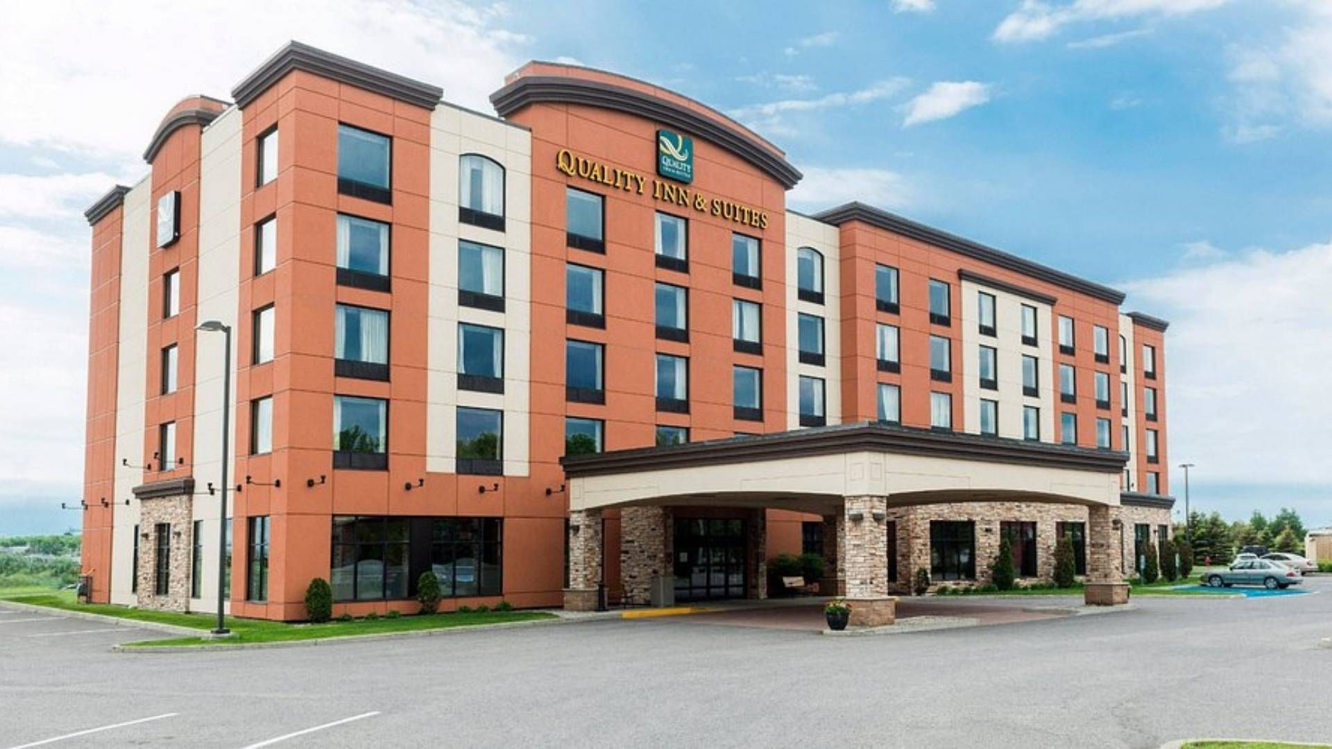 Un camion blanc est garé devant un immeuble.