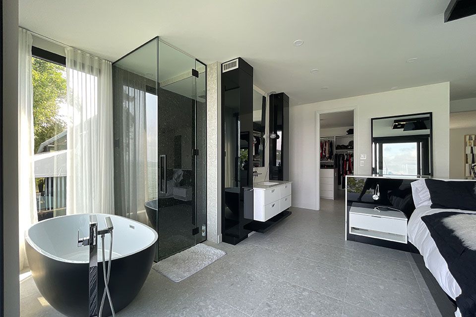 Une chambre avec une baignoire et une douche à l'italienne.