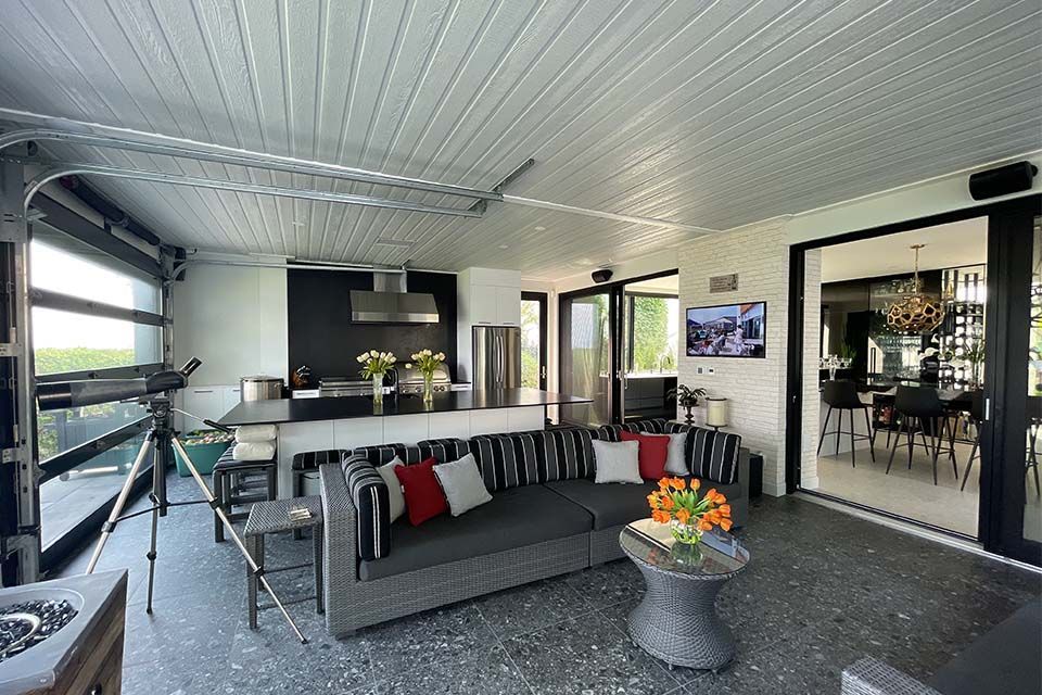 Un salon avec un canapé et une table