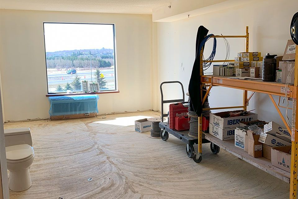 Une pièce en cours de rénovation avec des toilettes et une fenêtre
