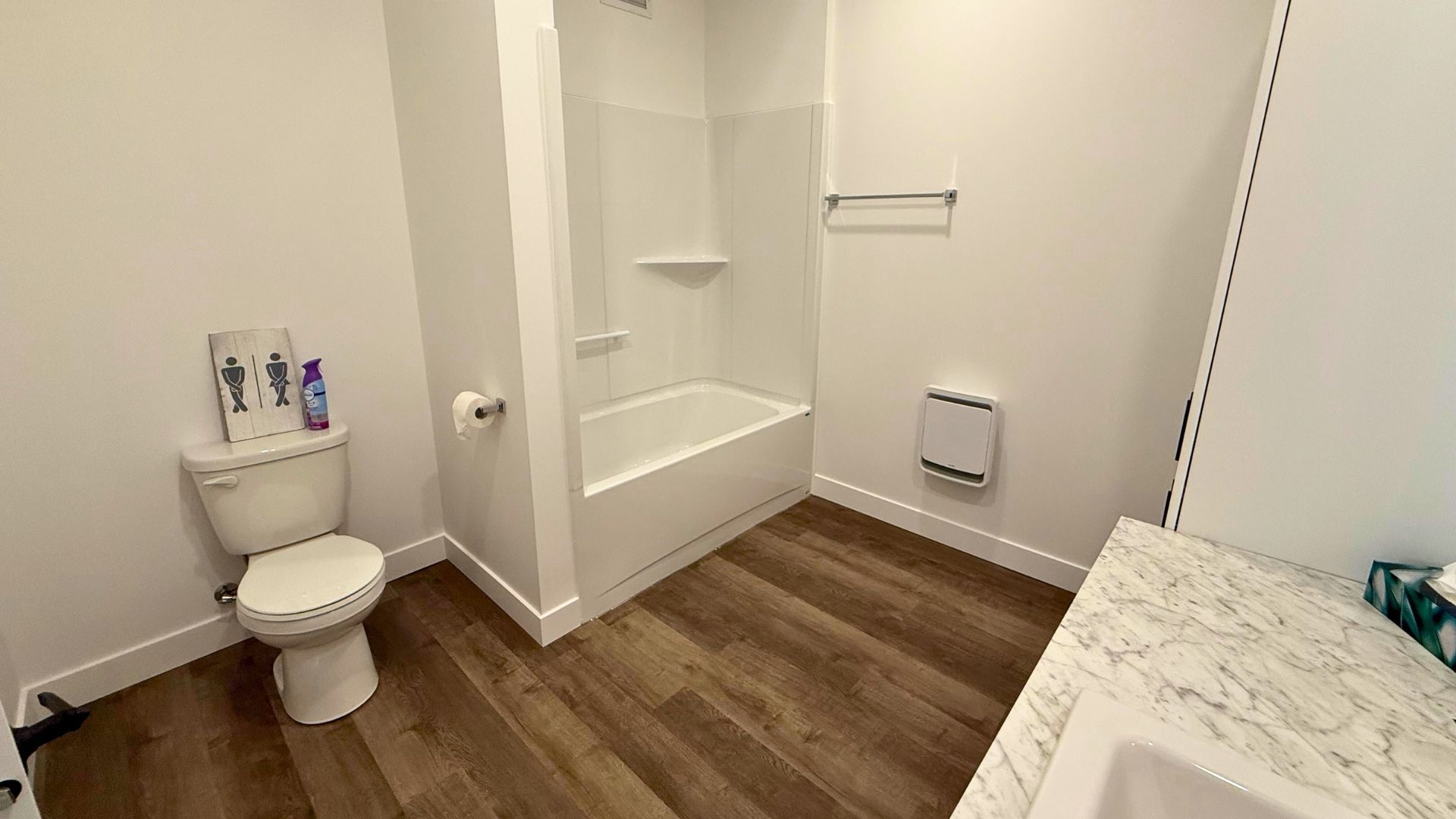 une chambre avec un grand lit et une chaise