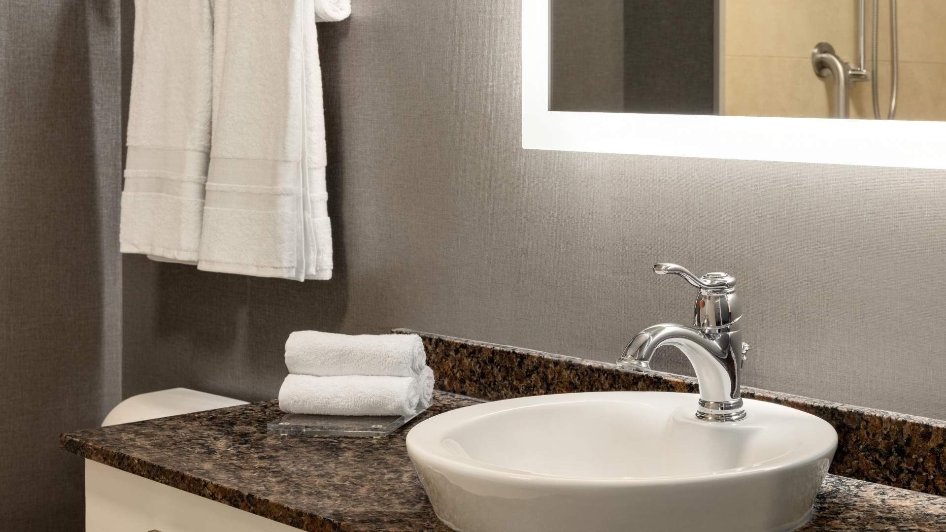 Une chambre d'hôtel avec un lit king size, un canapé, un bureau et une télévision.