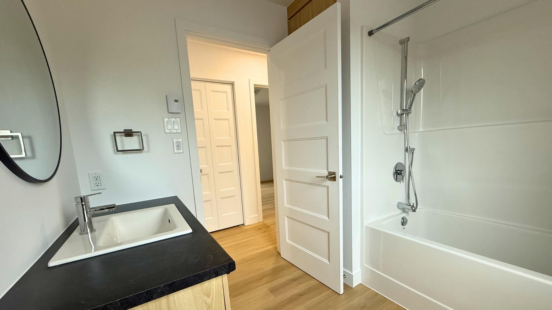 une chambre avec un grand lit et une chaise