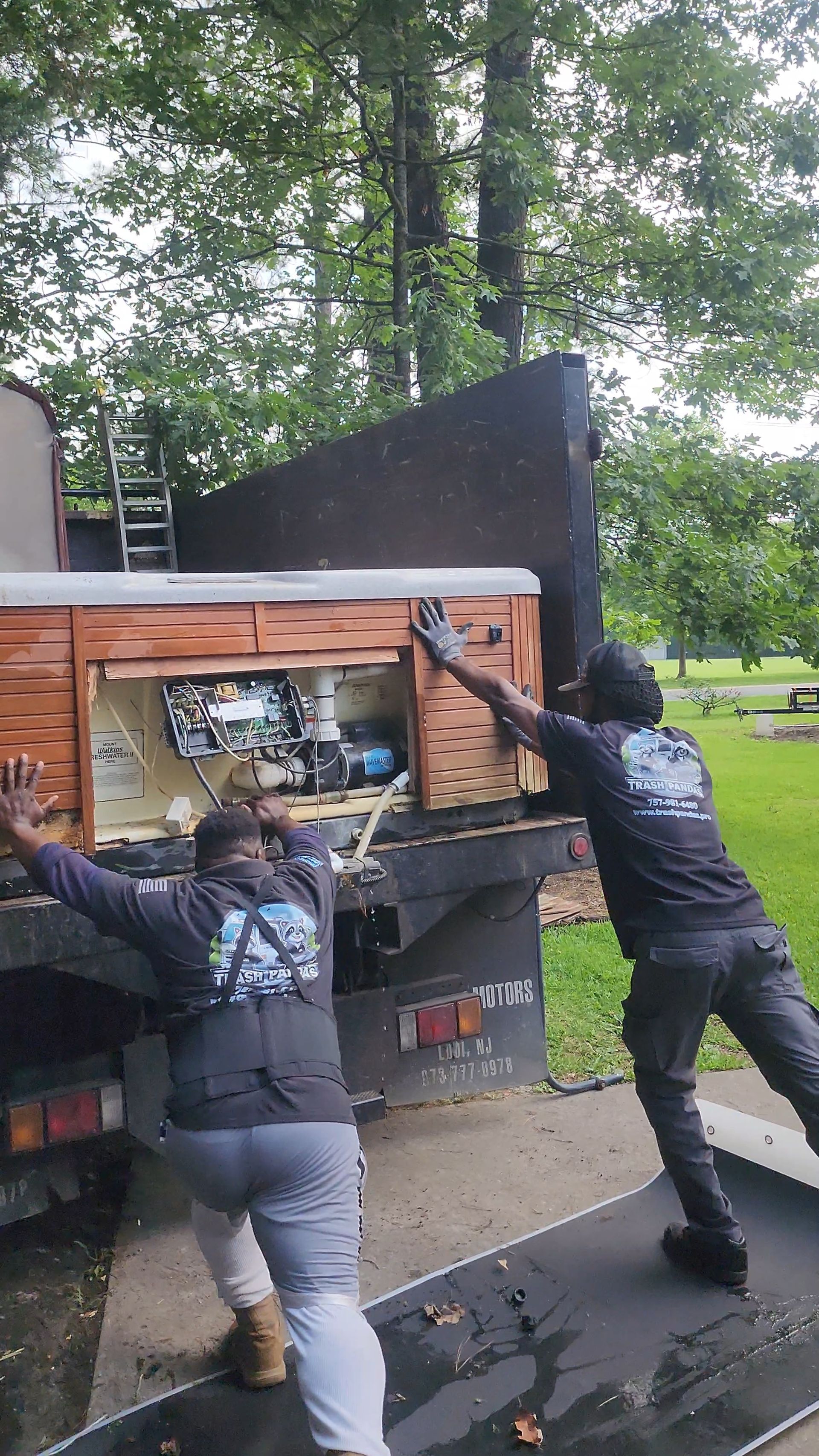 Trash Pandas showcasing expert hot tub removal. Trash Pandas removing a hot tub from a backyard in Chesapeake, Va., showcasing expert hot tub removal.