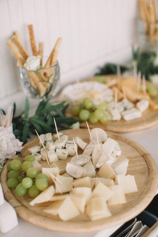 Kaasplankjes met druiven en crackers.