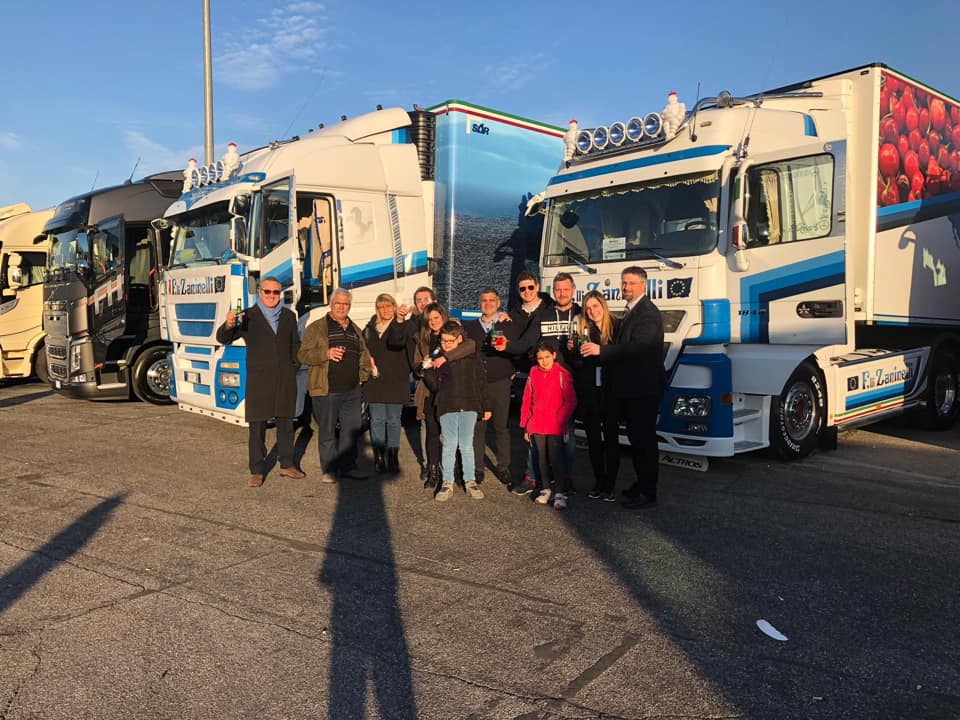 camion con gente avanti