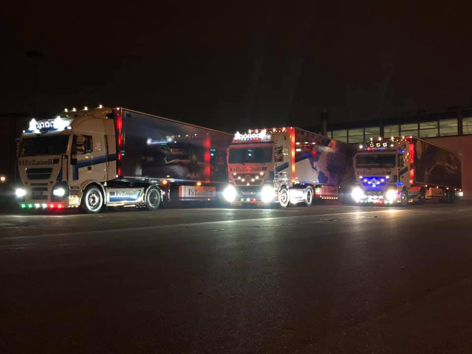 camion di notte e luci fari