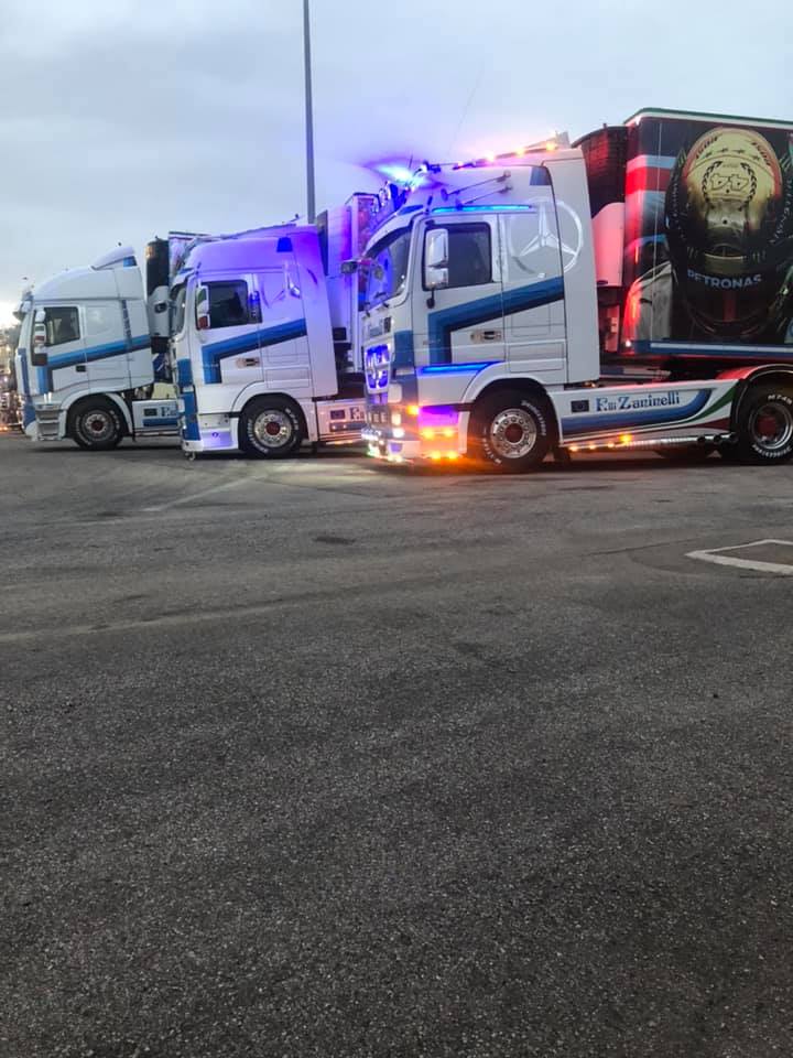 camion con luci viola e arancioni