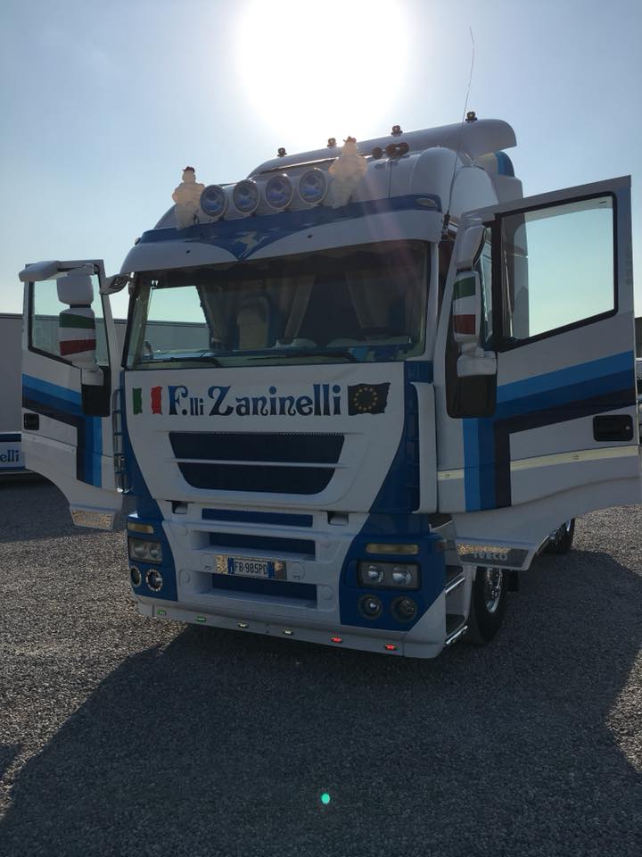 camion con sportelli aperti