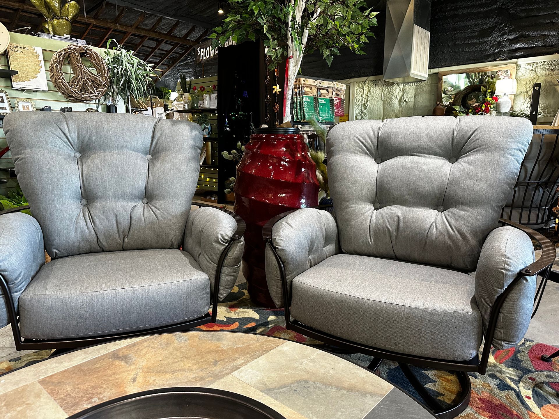 Two chairs are sitting next to each other on a rug in a room.