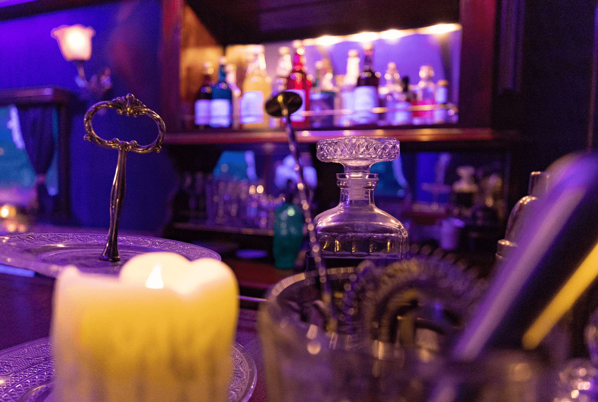 Auf einem Tisch vor einer Bar steht eine Kerze.