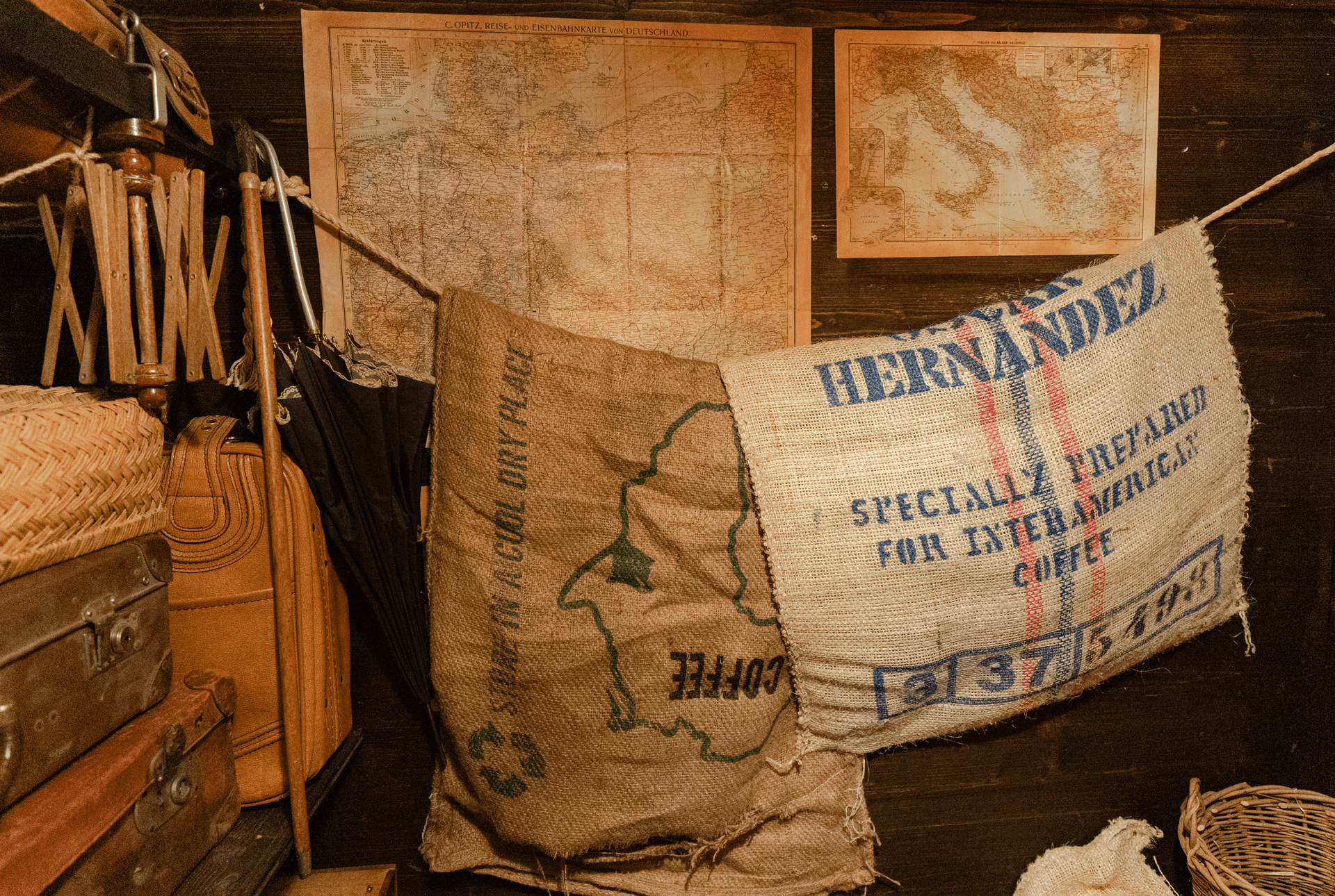 Eine Tüte Hernandez-Kaffee hängt an einem Seil