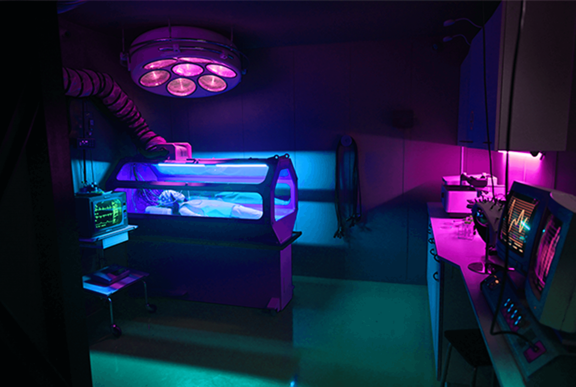 Ein dunkler Raum mit violettem Licht an der Decke.