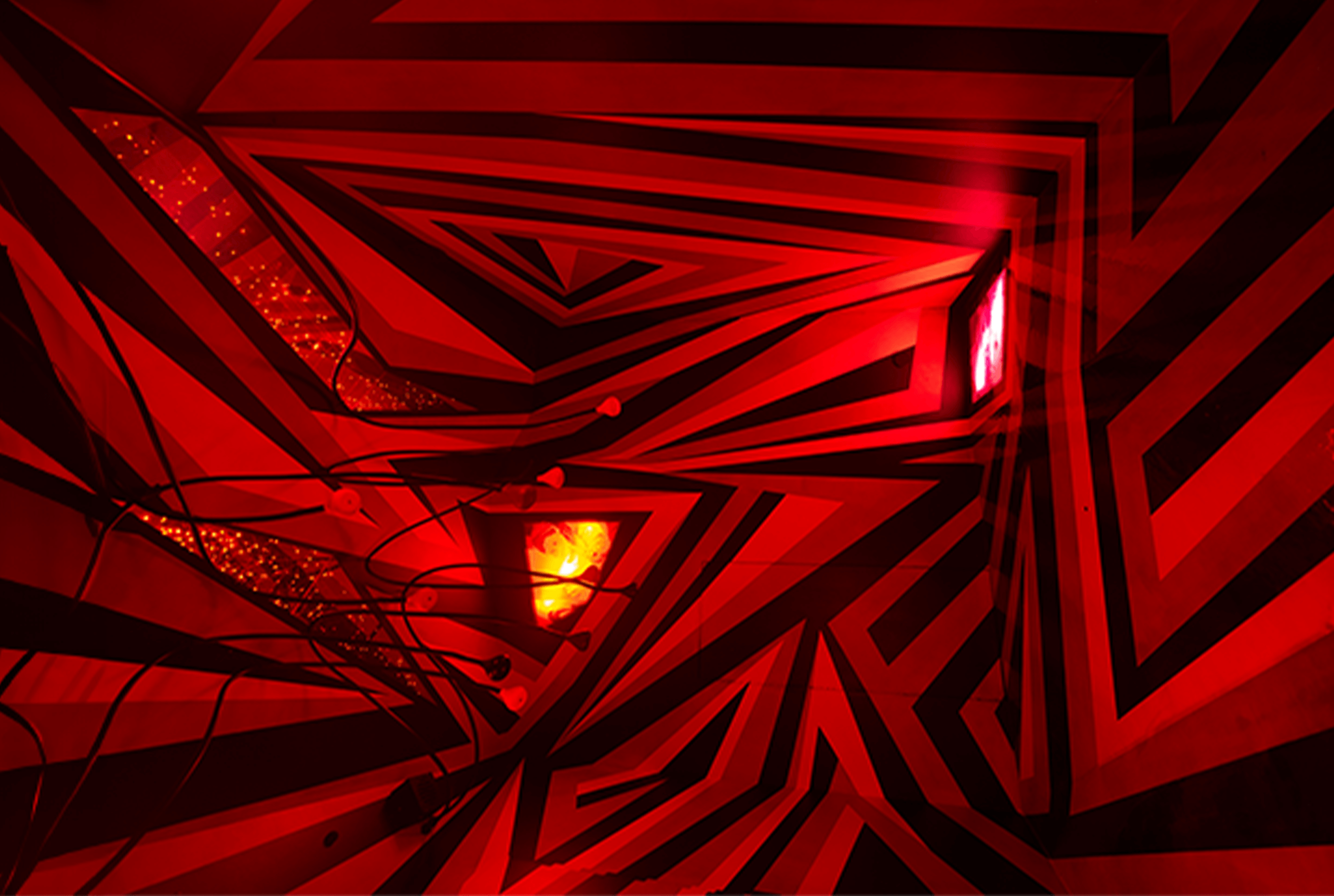 Ein Raum mit roten und schwarzen Streifen an den Wänden und der Decke