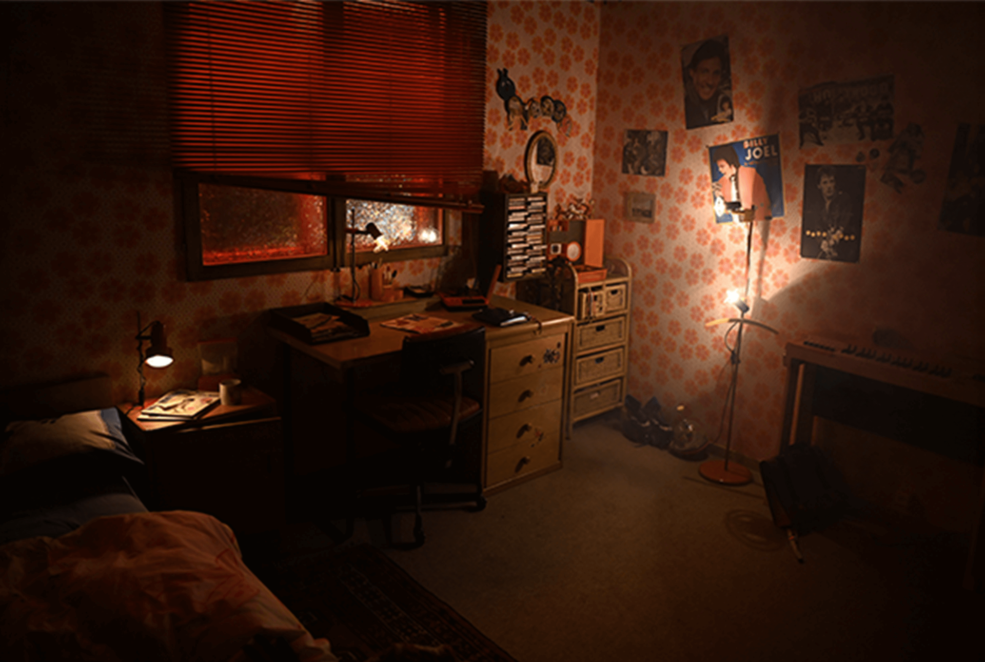 Ein dunkler Raum mit Bett, Schreibtisch, Lampe und Fenster.