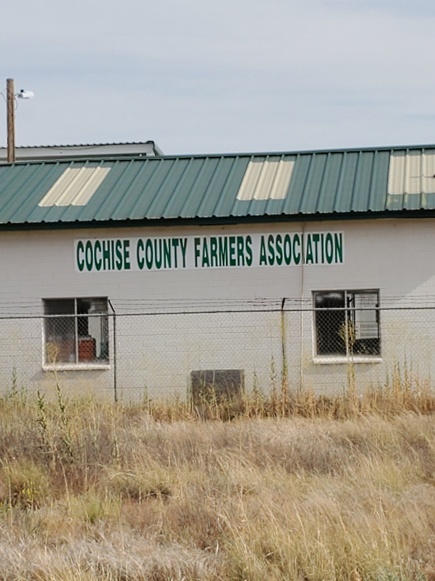a building that says cochise county farmers association on it