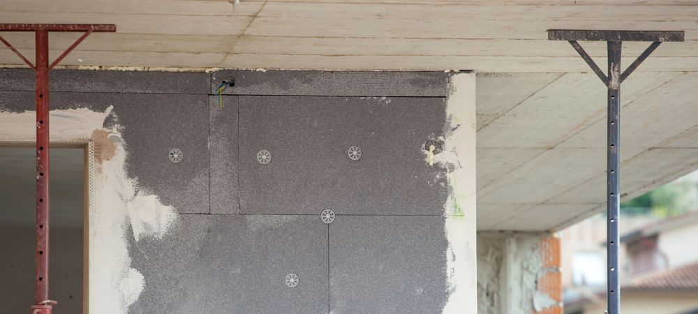 Parete di costruzione parzialmente terminata con supporti metallici e pannelli del soffitto interni