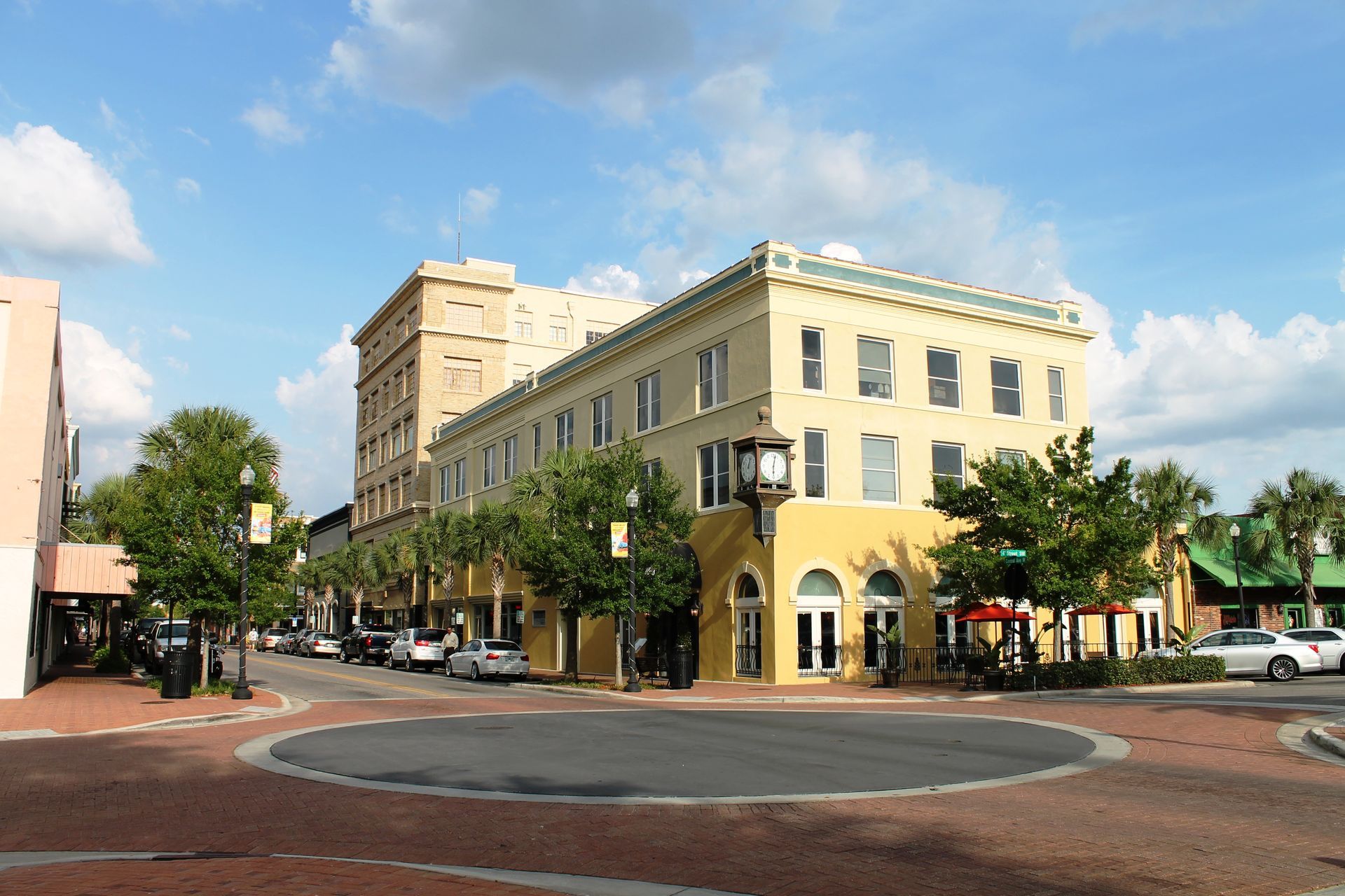 A city street with a yellow building in the middle