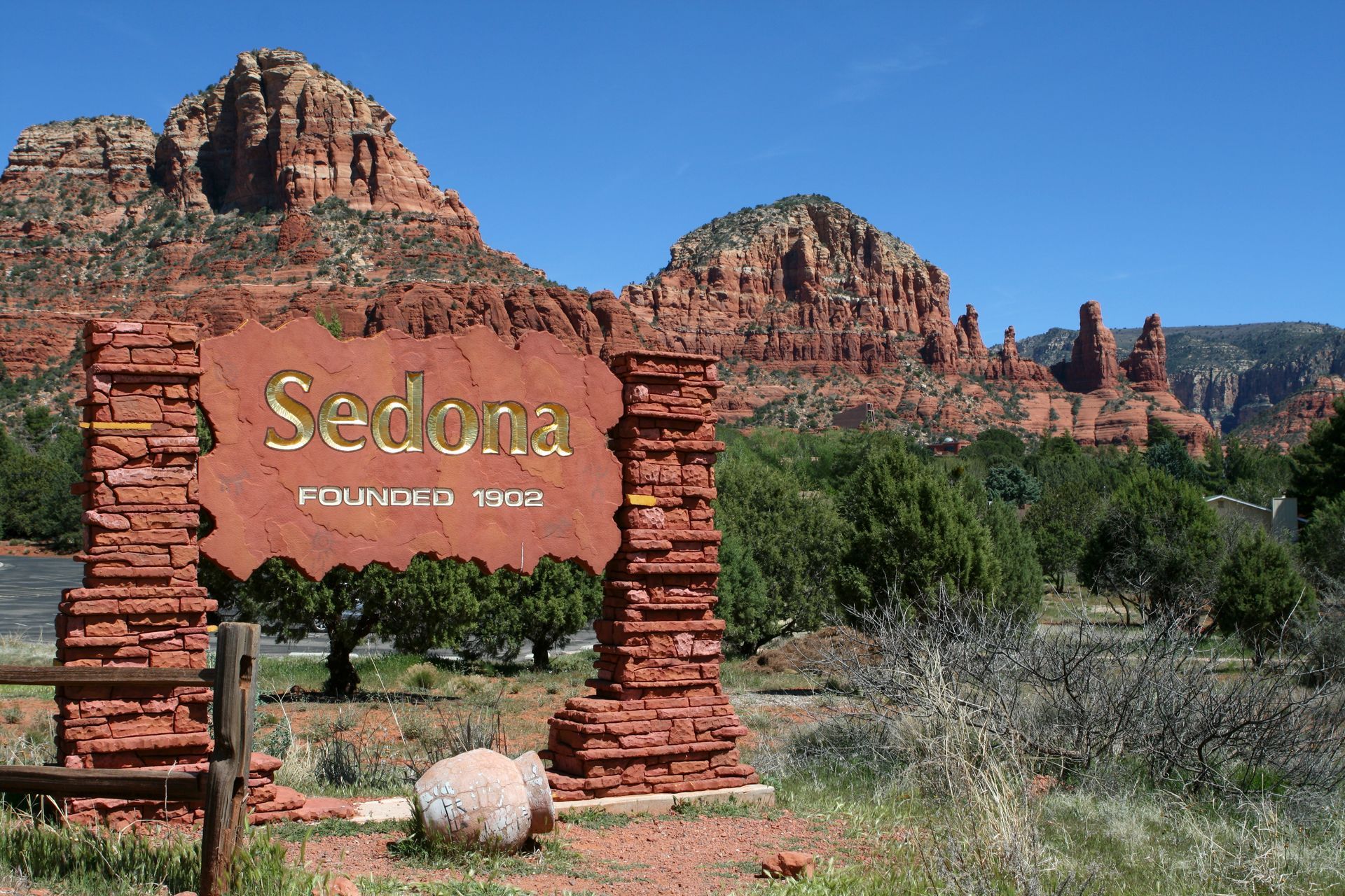 A sedona sign with mountains in the background