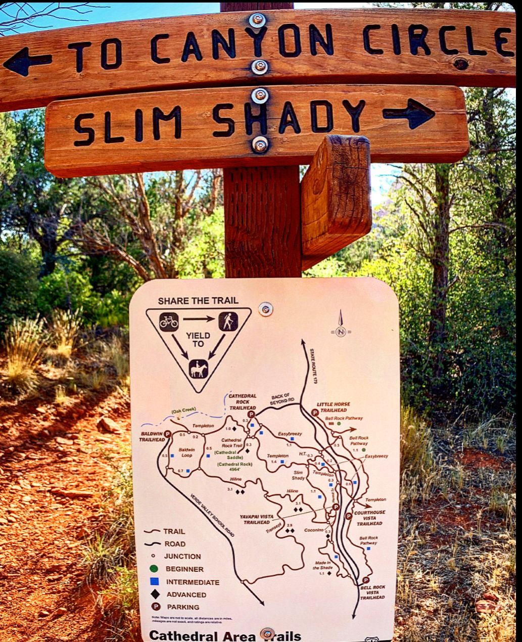 A sign that says to canyon circle slim shady