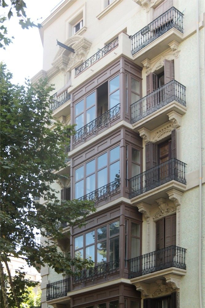 Un edificio con muchas ventanas y balcones.