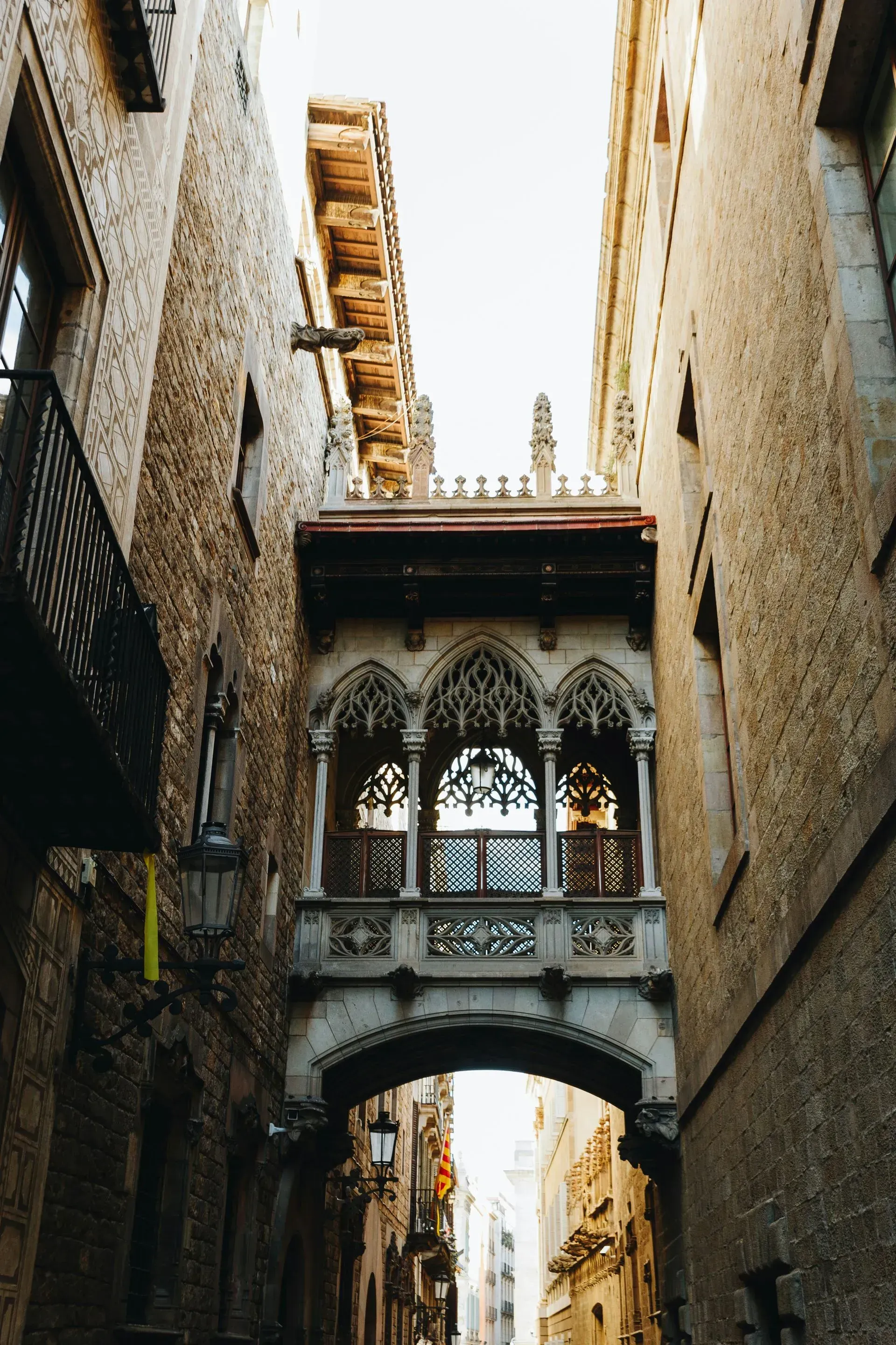 Un puente entre dos edificios en un callejón estrecho.