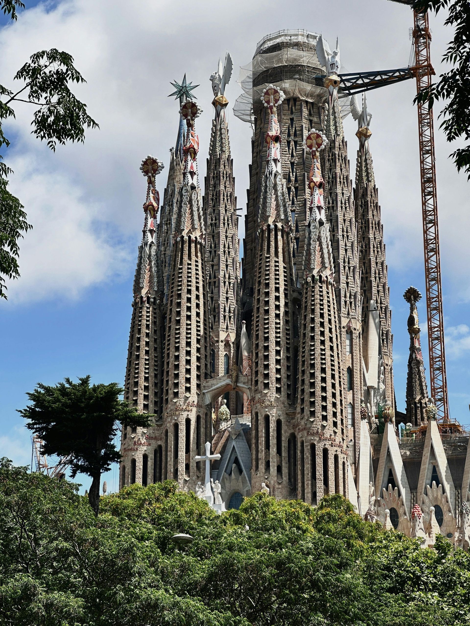 Un gran edificio con un cielo azul al fondo.